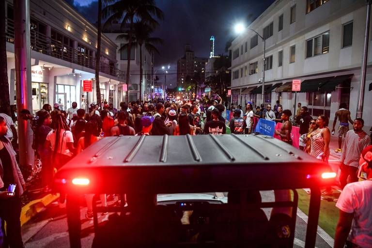 Polícia de Miami Beach nas ruas durante o spring break