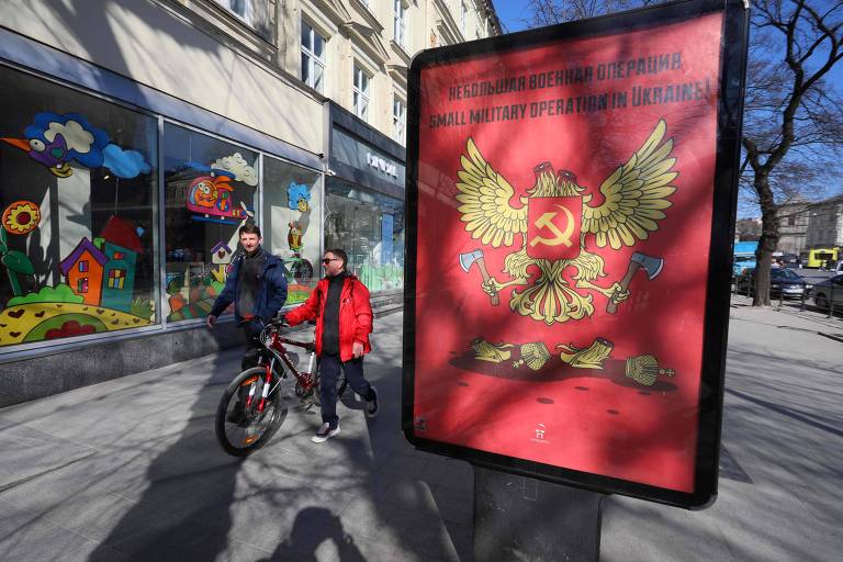 Campanha publicitária instala outdoors anti-russos em Lviv, no oeste da Ucrânia