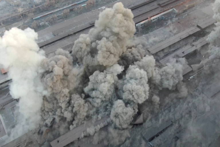 Mariupol é palco de múltiplas explosões no 27º dia da guerra; veja fotos do conflito