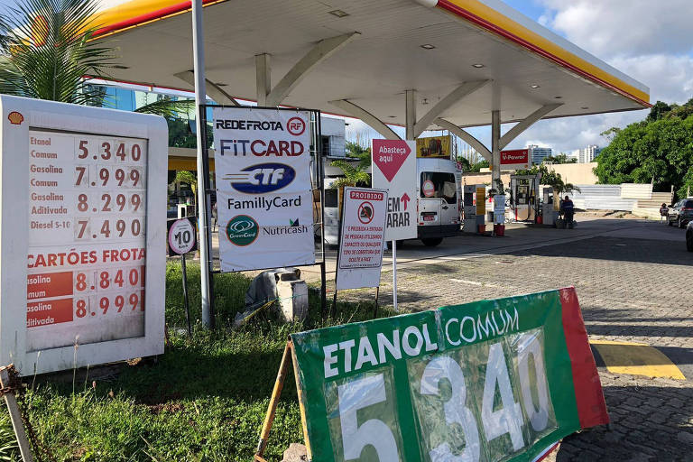 Placa com preço de etanol em posto de Salvador 