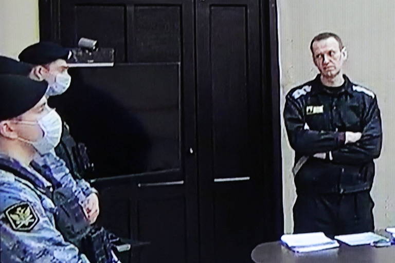 Imagem por meio de vídeo mostra Navalni durante seu julgamento na colônia IK-2, em Pokrov