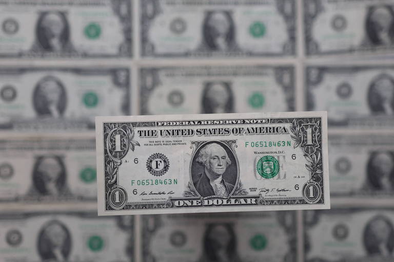 Dólar fecha em alta de 0,90%, a R$ 2,23