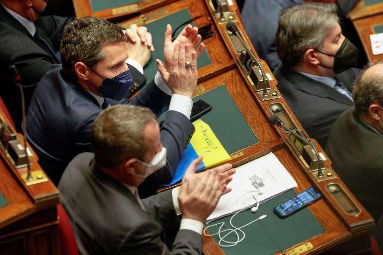 Bandeira ucraniana em mesa de membro do parlamento italiano nasessão durante a qual o presidente ucraniano se dirigiu ao parlamento italiano