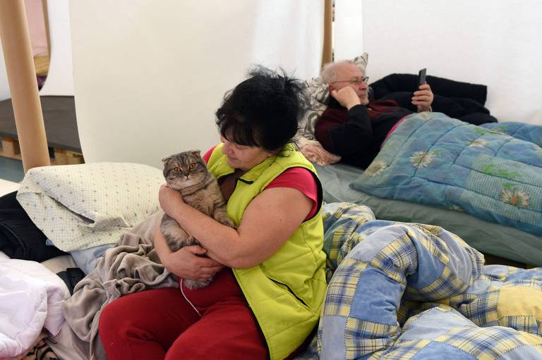 Pessoas descansam em sala especial para refugiados na Universidade Nacional de Medicina Veterinária e Biotecnologia de Lviv, em Lviv, oeste da Ucrânia