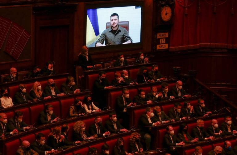 O presidente ucraniano Volodymyr Zelensky se dirige ao parlamento italiano em Roma, via videoconferência