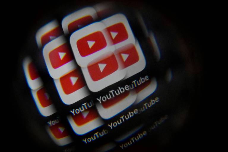 Logos do Youtube na tela de um celular
