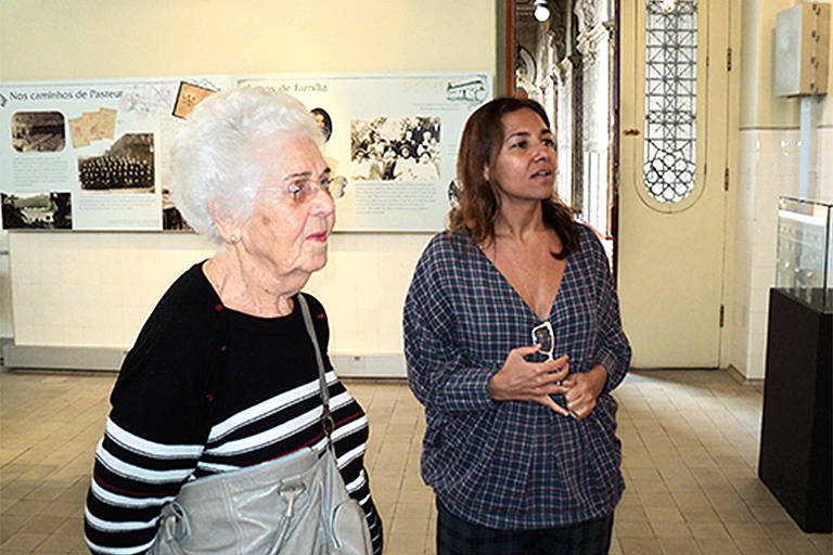 Chana Malogolowkin (esquerda) em visita a Fiocruz, em 2014, acompanhada da mediadora Cláudia Oliveira