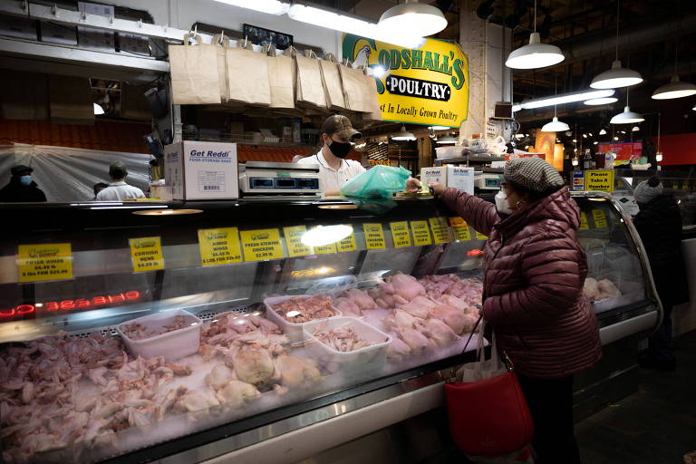 Consumidor faz compras em loja da Filadélfia após inflação atingir pico