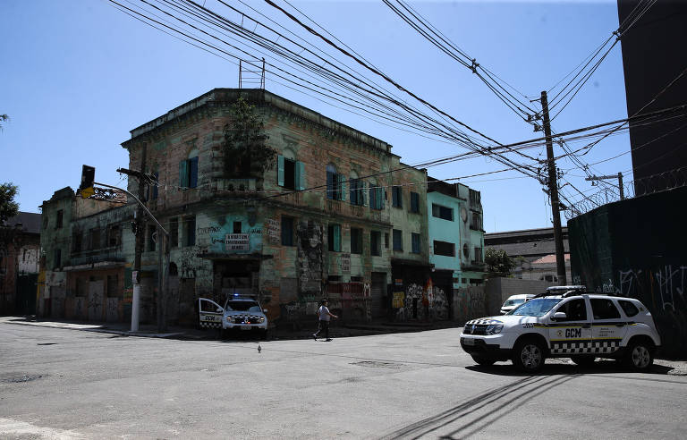 Segundo a prefeitura, cerca de 500 pessoas circulavam por dia na região da cracolândia até a semana passada. Esse grupo, agora, está disperso pelo centro da cidade, onde os usuários de drogas tentam encontrar um novo ponto para instalar o fluxo.