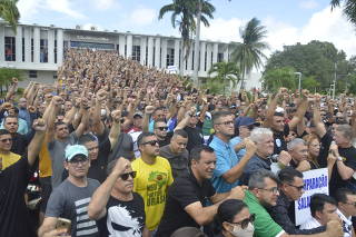 PMs e bombeiros protestam em frente à sede do governo do RN por correção salarial