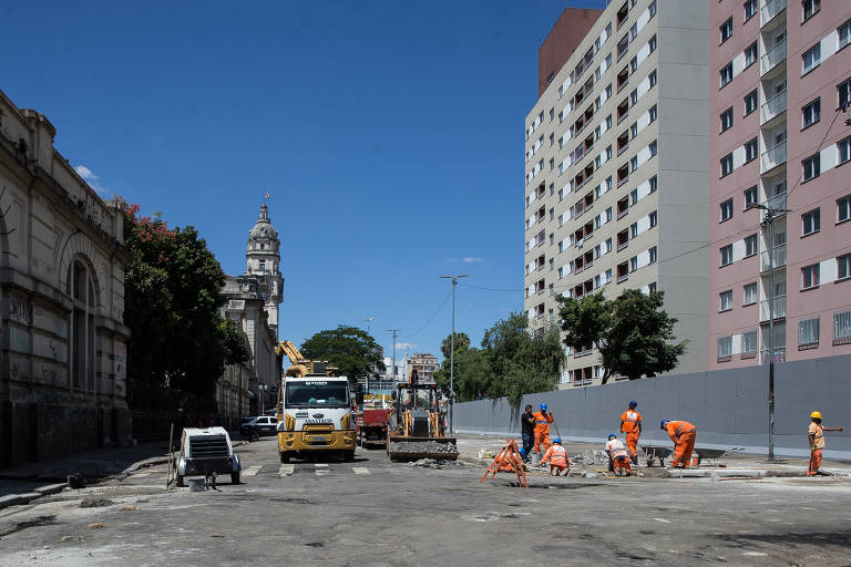 Funcionários da prefeitura fazem obras na alameda Cleveland
