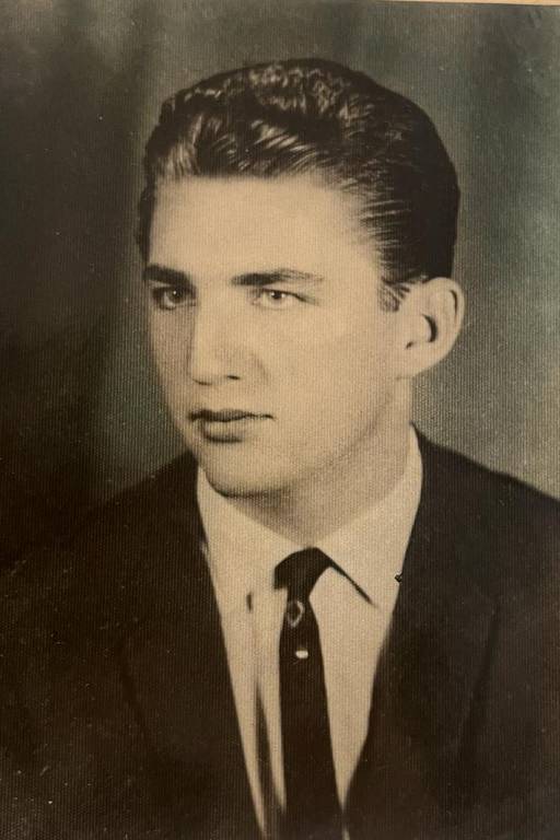 foto em preto e branco de homem jovem de terno e gravata