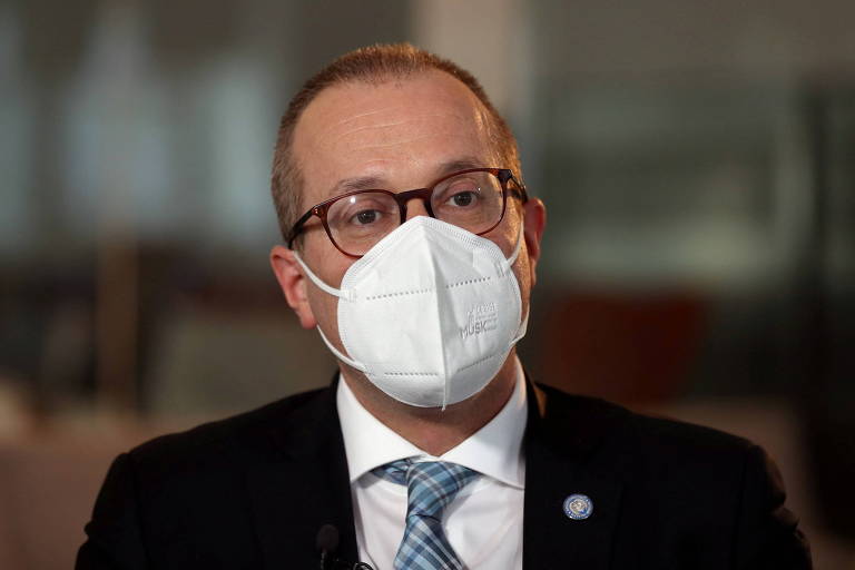 Hans Kluge, diretor geral da OMS para a Europa, usando máscara