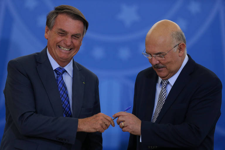 Boto a cara no fogo pelo Milton Ribeiro, diz Bolsonaro em meio à crise no MEC