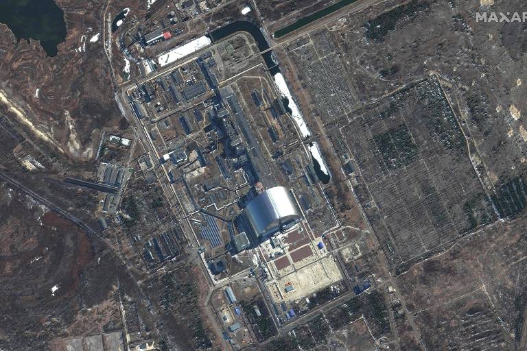 Imagem aérea da usina de Tchernóbil, isolada em um terreno. 