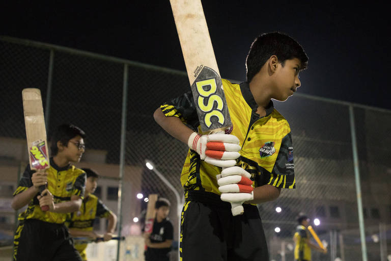 Crianças praticam críquete no Qatar, onde esporte é muito popular