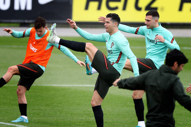 Cristiano Ronaldo durante treino da seleção de Portugal