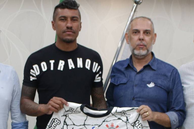 Paulinho recebe a camisa do Corinthians ao lado de Duílio Monteiro Alves (à esq.), Cleidson Augusto Cruz, CEO da Taunsa, e Roberto de Andrade