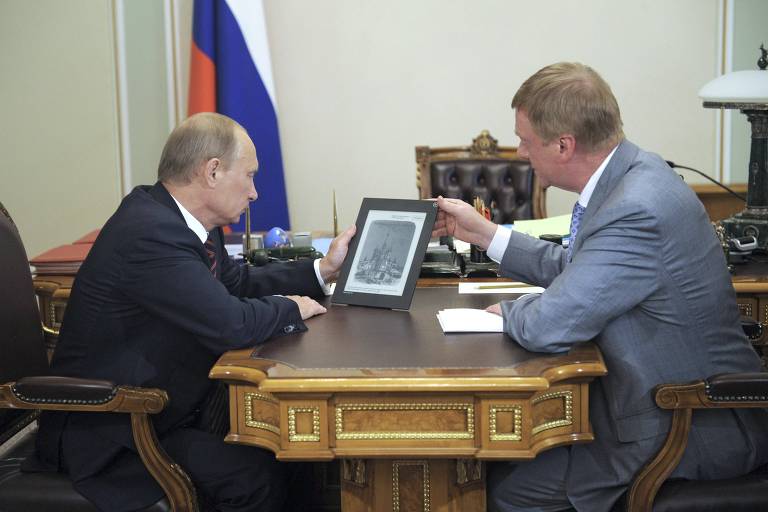 Tchubais, então presidente de estatal tecnológica, mostra um tablet russo ao então premiê Putin
