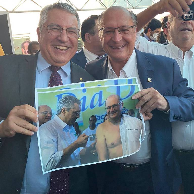 Encontro entre Alexandre Padilha e Geraldo Alckmin durante evento de filiação do ex-governador ao PSB