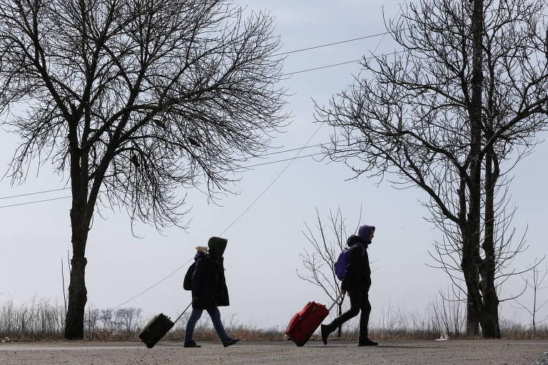 Refugiados deixam Mariupol, cidade sob cerco das forças russas no sul da Ucrânia
