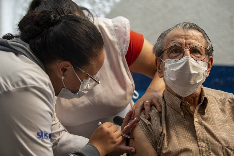Saúde recomenda quarta dose da vacina contra a Covid para idosos com 80 anos ou mais