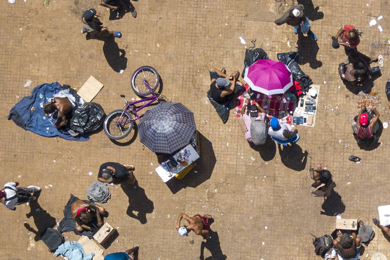 Traficantes se escondem debaixo de guarda-sóis após mudança da cracolândia para a praça Princesa Isabel