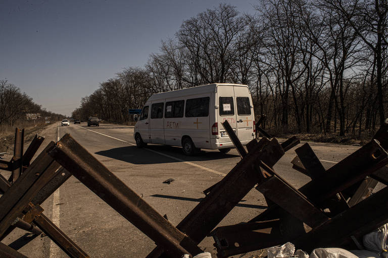 Veículo com civis que tentam retornar a Mariupol a partir de Zaporíjia para resgatar parentes e amigos