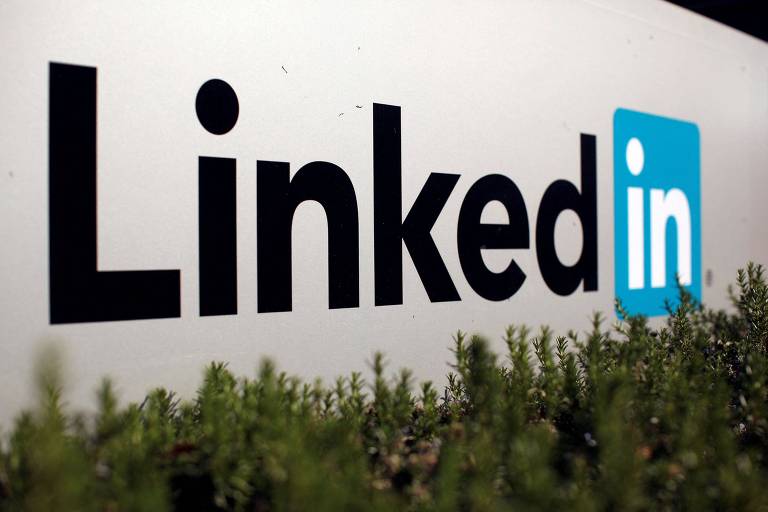 Imagem mostra fundo branco com um logo escrito "Linkedin"; a palavra "linked" está na cor preta, e o "in" está dentro de um quadrado azul e fonte branca