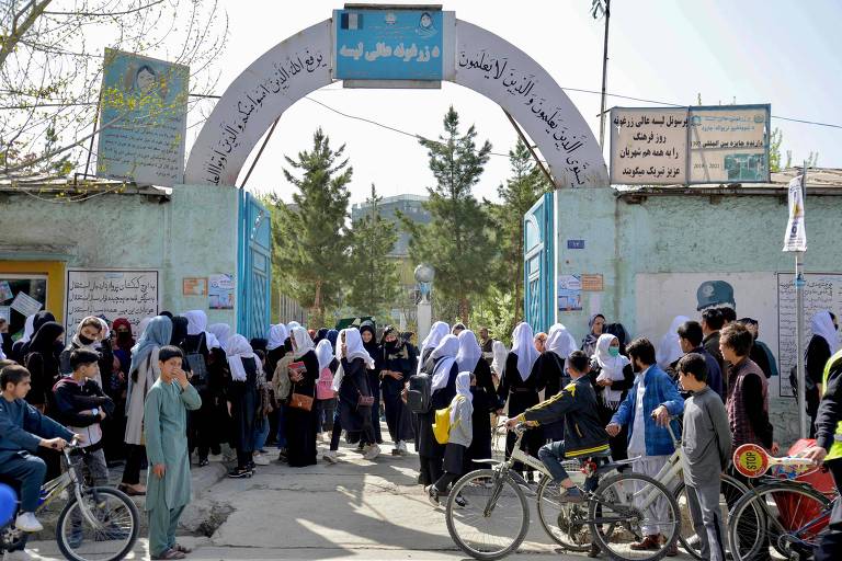 Talibã fecha escolas para meninas horas após reabertura, e alunas choram de decepção