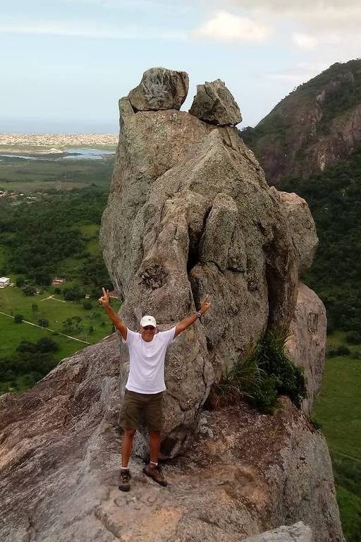 Homem de 71 anos no alto de um morro onde fica a Pedra do Macaco