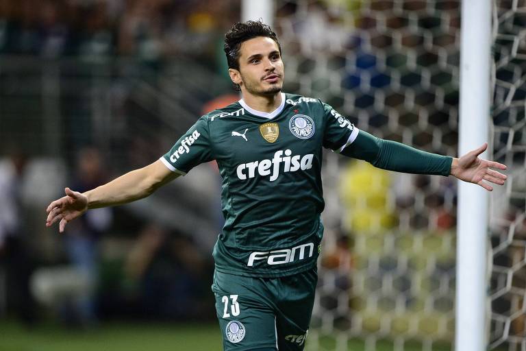 Raphael Veiga comemora gol pelo Palmeiras contra o Ituano