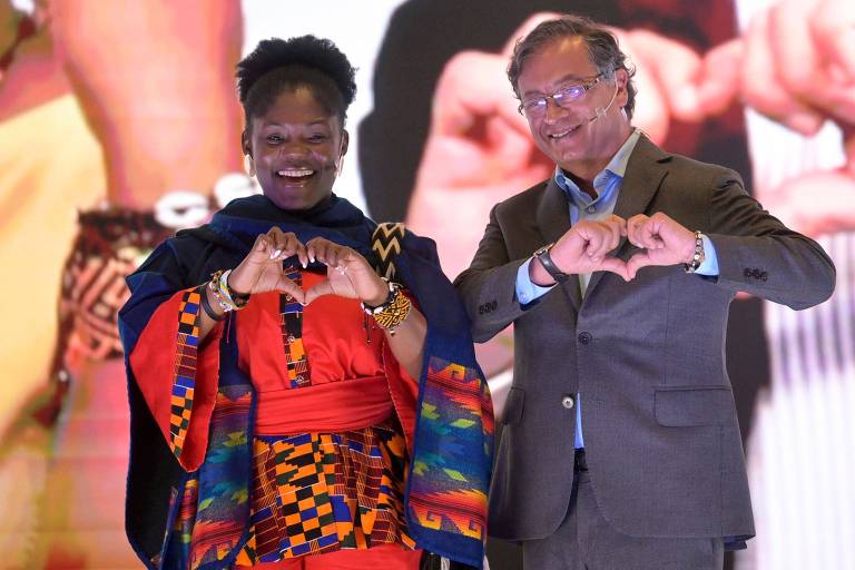 Gustavo Petro, candidato à Presidência da Colômbia, e companheira de chapa, Francia Márquez, fazem cada um com as mãos o desenho do coração, em Bogotá