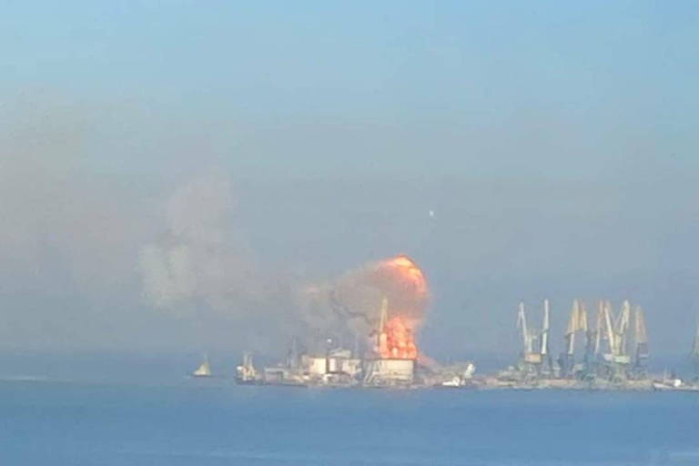 Navio russo pega fogo no porto de Berdiansk, ocupado por Moscou no sul da Ucrânia