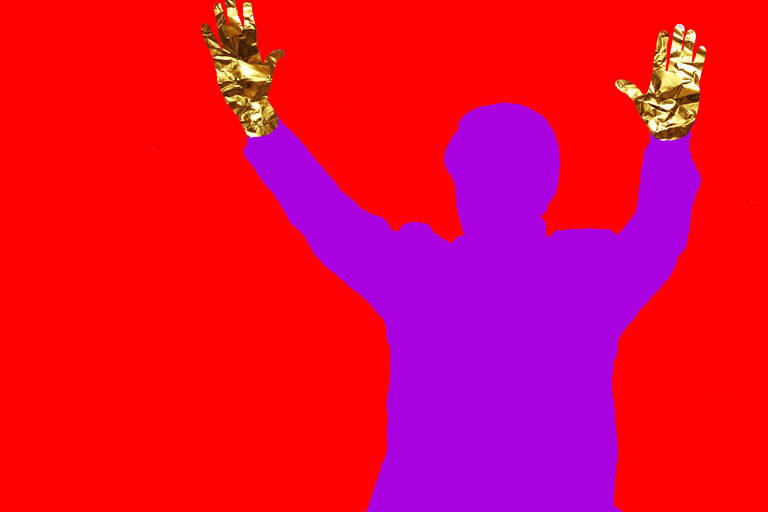 A ilustração mostra uma silhueta violeta sobre fundo vermelho com mãos ao alto douradas