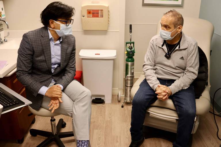 Albert Khoury (à dir.) conversa sobre seus novos pulmões transplantados com o médico cirurgião Ankit Bharat, da Northwestern Medicine, em Chicago (EUA)