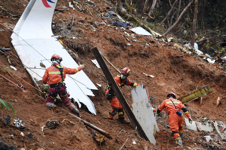 Equipe de resgate trabalha no local onde caiu o avião