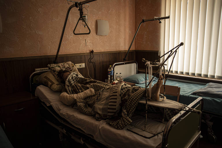Zaporíjia, 24 de março de 2022. Natalia, ucraniana sobrevivente do ataque russo ao teatro de Mariupol, em quarto de hospital em Zaporíjia. Foto: André Liohn/Folhapress