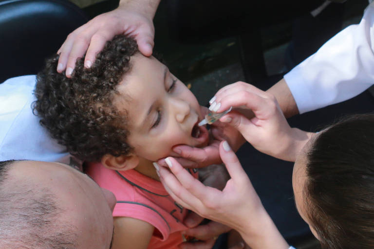 Vacinação contra a poliomielite começa nesta segunda (8) no país
