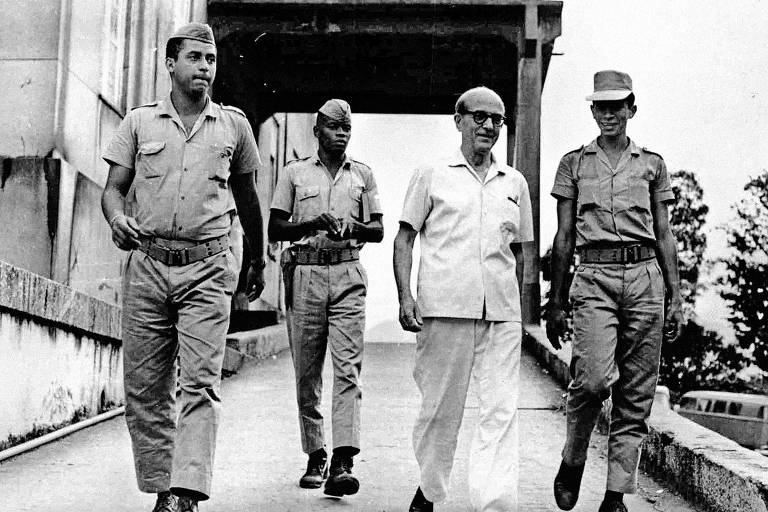Astrojildo Pereira escoltado por policiais em 1965 no Rio de Janeiro