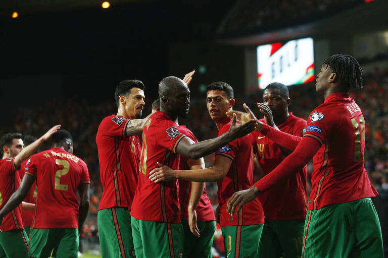 Jogadores portugueses comemoram vitória sobre a Turquia