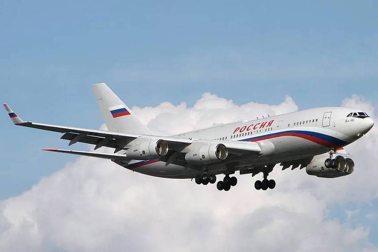 O Ilyushin Il-96, aeronave de 55 metros de comprimento e 60 metros de envergadura, que pode atingir até 900 km/h e que leva o presidente da Rússia, Vladimir Putin