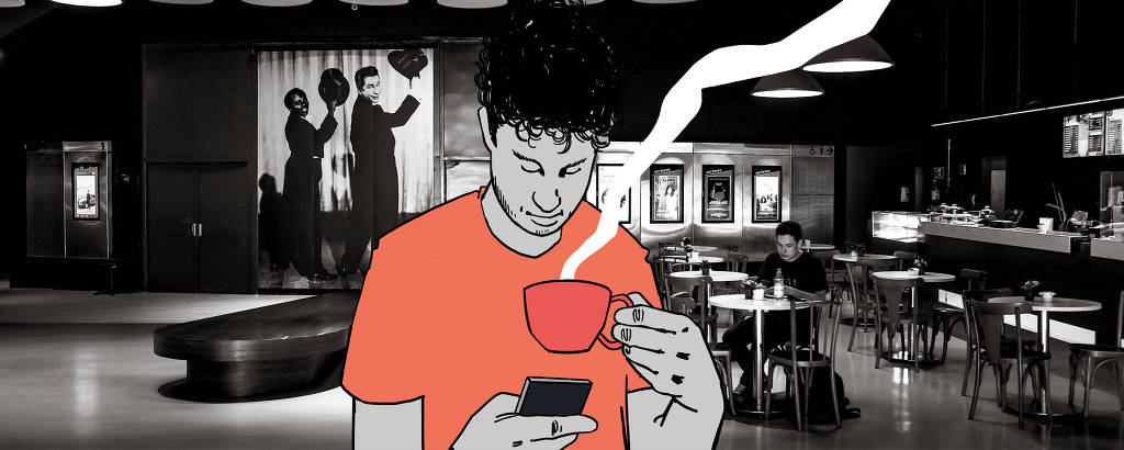 Ilustração sobre foto PB. No centro da imagem homem em desenho toma café enquanto mexe no celular. Ele está de camisa laranja. Ao fundo salão com cadeiras, poste com homens com chapeu na mão.