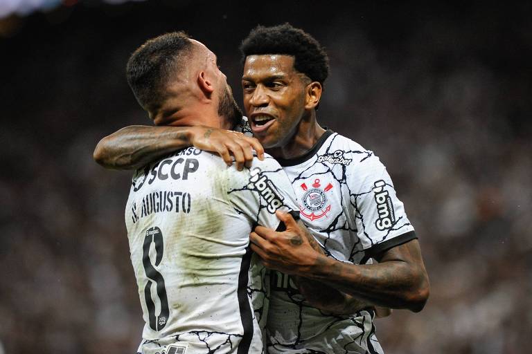 Gil comemora com Renato Augusto gol marcado pelo Corinthians contra o Guarani