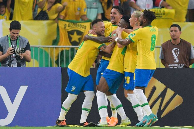 Neymar comemora junto com os companheiros de seleção gol anotado contra o Chile
