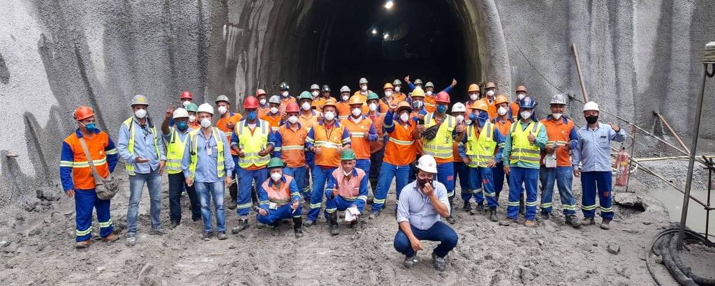 Mestre de túneis Anderson Pereira (Bota Fora), em frente ao túnel 1, no km 65 da Tamoios