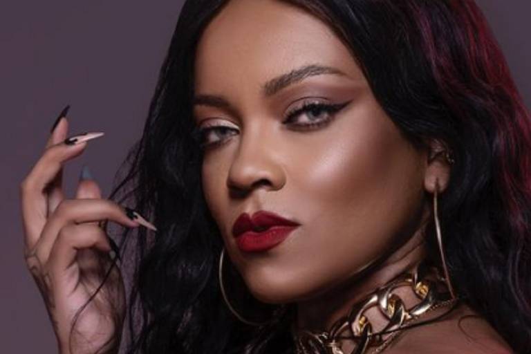 Sósia brasileira de Rihanna grava vídeo em rodoviária de SP e engana fãs