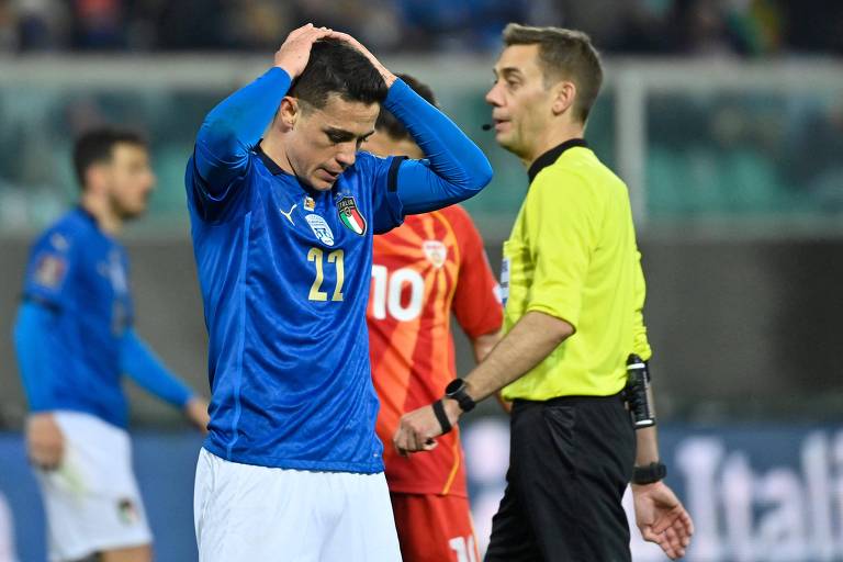O atacante Giacomo Raspadori lamenta a derrota da Itália diante da Macedônia do Norte, que eliminou a equipe na repescagem para a Copa