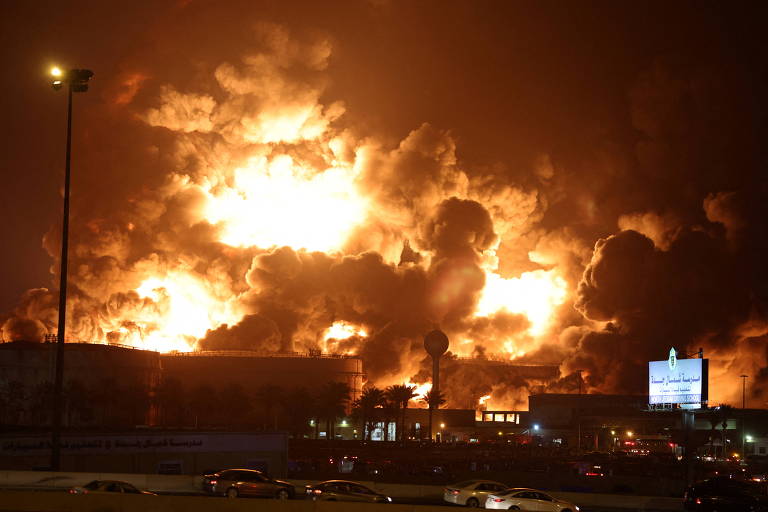Incêndio na instalação de armazenamento de petróleo da Saudi Aramco, após um ataque houthi, em Jeddah, na Arábia Saudita
