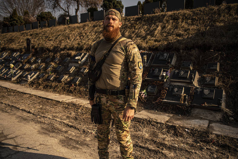 Tur, 32, membro do Batalhão Azov, formado por neonazistas, em local da cremação de dois combatentes, em Kiev